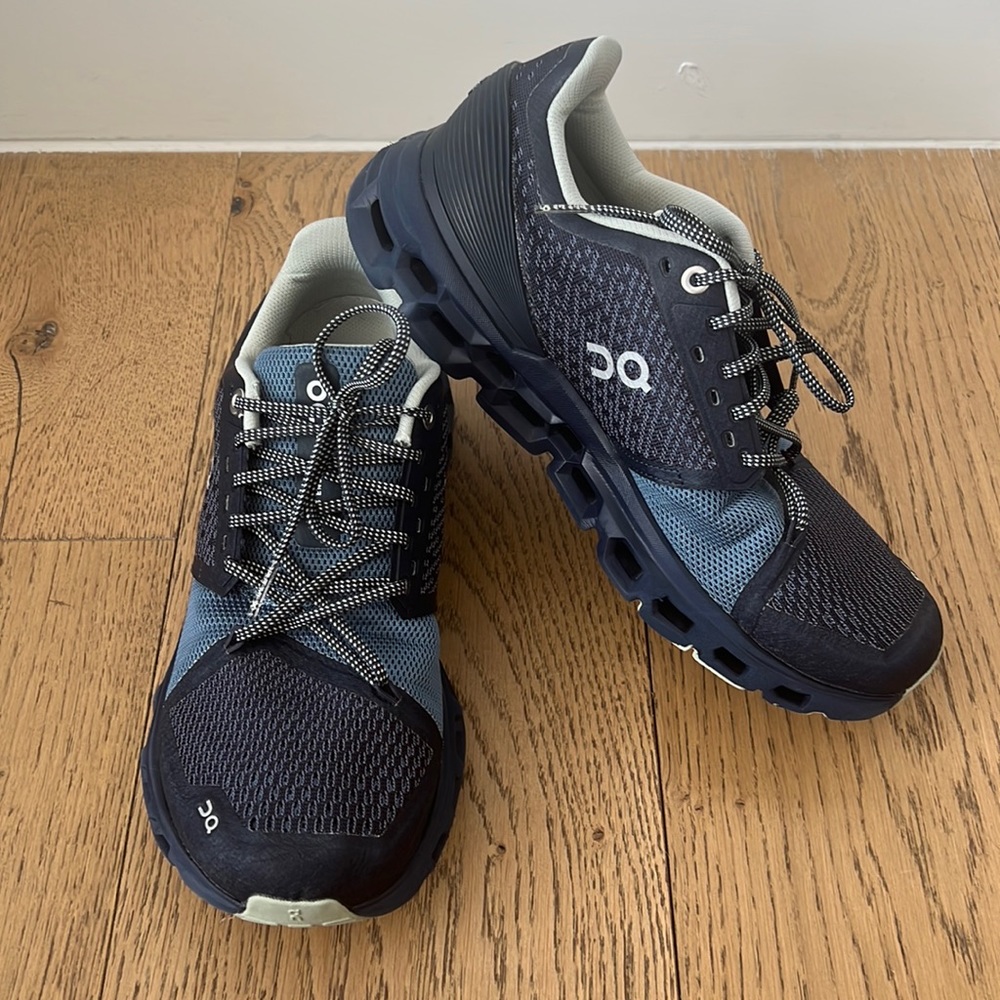 On Running Helion Cloud Flyer Running Sneaker